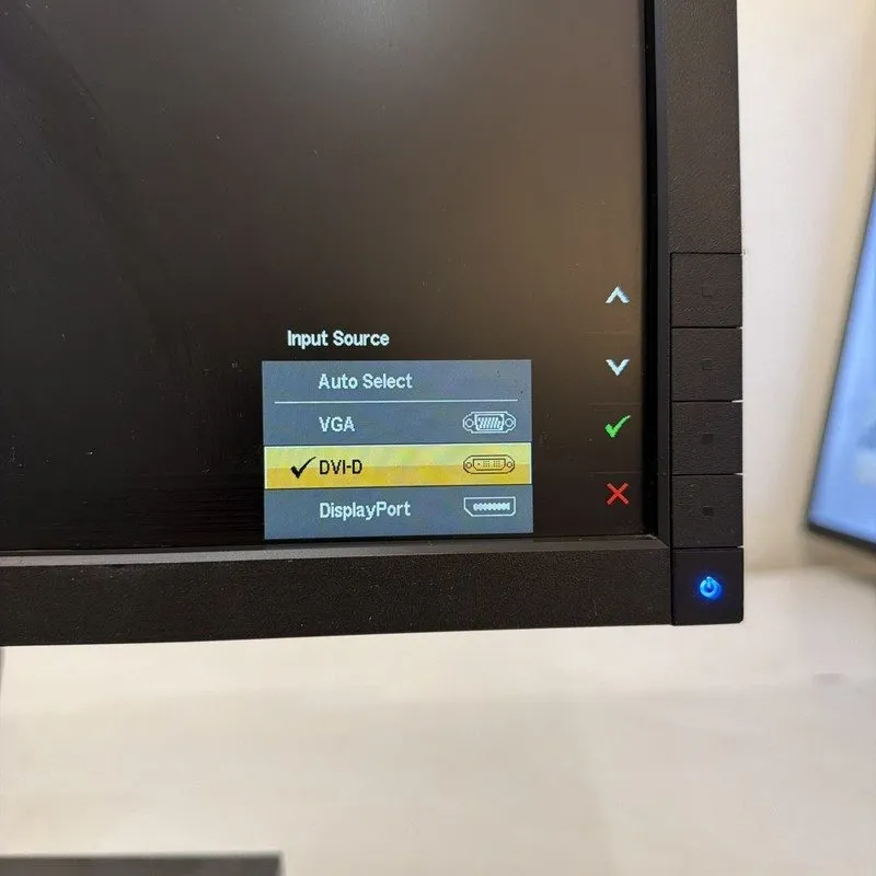 Монитор Dell UltraSharp U2211Ht 21.5" 1080p LCD Computer Monitor — фото лота 1