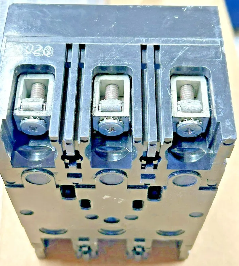 Автоматический выключатель GE TED134020 20-Amp 3-Pole Industrial Circuit Breaker — фото лота 2