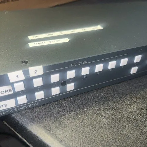Матричный коммутатор Kramer VP-4x8 110V VGA/UXGA Audio Matrix Switcher 51-706700 — фото лота 2