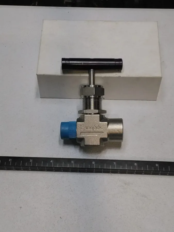 Клапан Swagelok SS-18RM8-F8 Stainless Steel Integral Bonnet Needle Valve FNSP