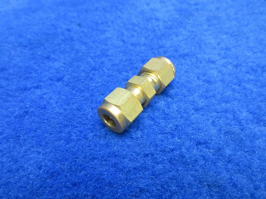 Разъём Swagelok Brass 1/4" x 1/4" Tube OD Union Connector Fitting B-400-6 — фото лота 1