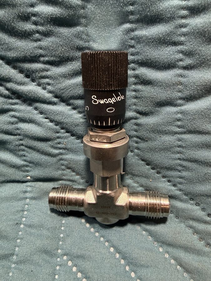 Клапан SWAGELOK SS-4MG-VCR MEDIUM FLOW METERING VALVE 0004671472 — фото лота 1