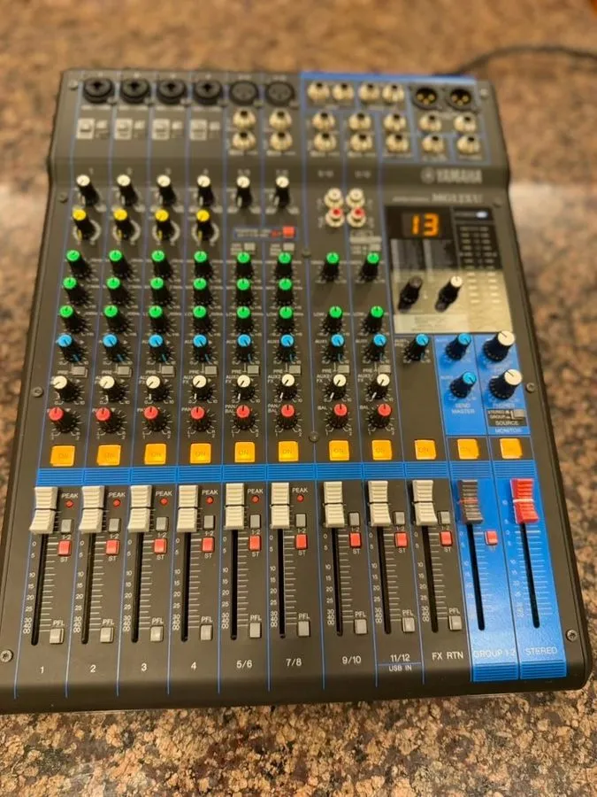 Микшерный пульт Yamaha Mixing Console MG12XU 12-Input 4-Bus Mixer Effects Deskto