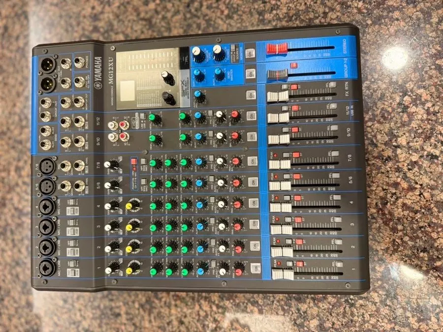 Микшерный пульт Yamaha Mixing Console MG12XU 12-Input 4-Bus Mixer Effects Deskto — фото лота 2