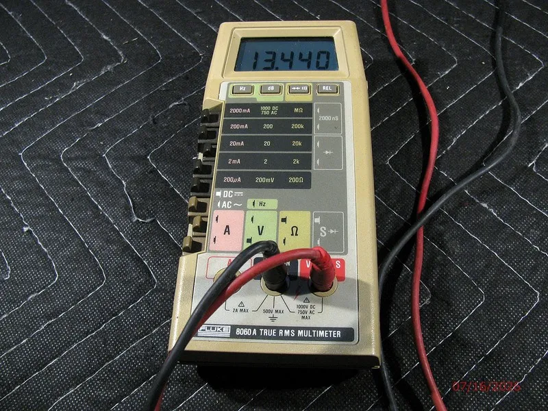 Мультиметр FLUKE 8060A TRUE RMS MULTIMETER W/ LEADS . 3