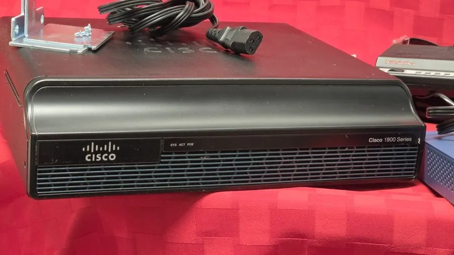 Маршрутизатор Cisco 1941/K9 Router NetScout 807-0122 ASE USRobotics V.92 Network