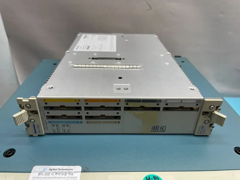 Логический анализатор Tektronix TLA714 Logic Analyzer Color Portable Mainframe