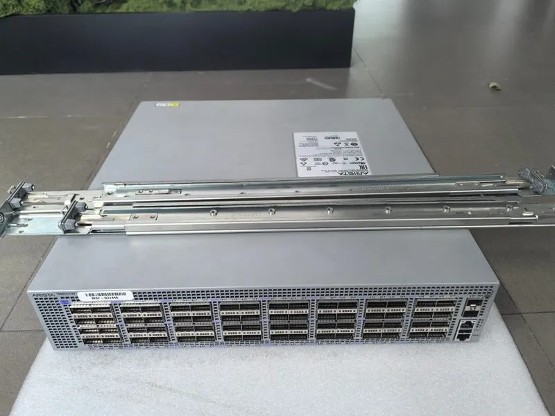 Коммутатор DCS-7260CX3-64-F Arista 7260X3, 64x100GbE QSFP & 2xSFP+ switch, front