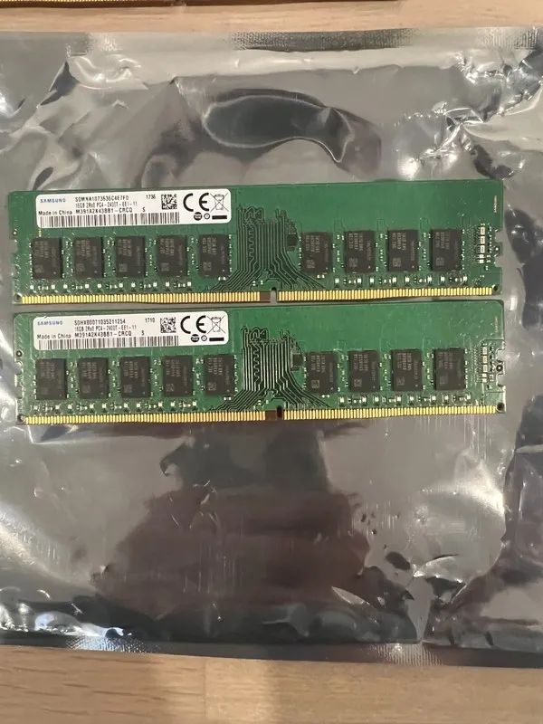 Модуль памяти Samsung M393A2K40BB1-CRC 16GB DDR4-2400 Registered ECC Server RDIM