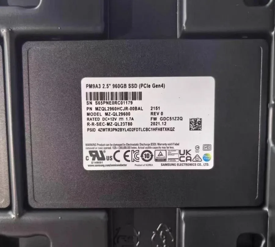 SSD-накопитель Samsung PM9A3 960GB SSD 2.5" NVMe PCIe Gen4 Solid State Drive MZQ