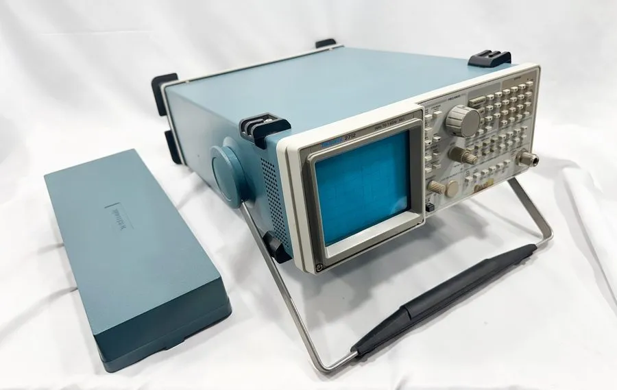 Анализатор спектра Tektronix 2712 Spectrum Analyzer 9khz to 1.8Ghz NR parts or r