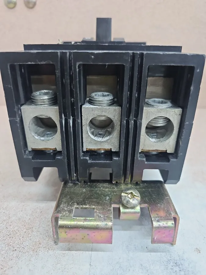 Автоматический выключатель Square D KC34200 200 Amp 480 VAC 3 Pole 65ka@480V I-L