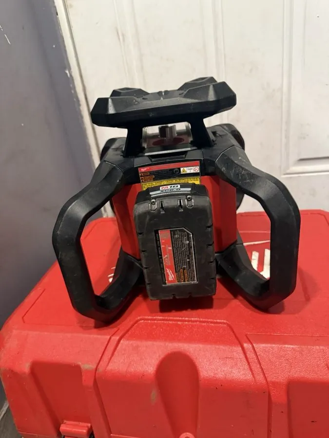 Нивелир Milwaukee Tool 3701-21T M18 Red Exterior Rotary Laser Level Kit With Rec — фото лота 1