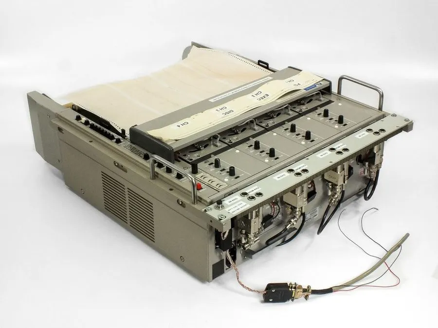 Регистратор Graphtec WR3320 Linearcorder WR3310 4-Channel Flatbed Chart Recorder — фото лота 1