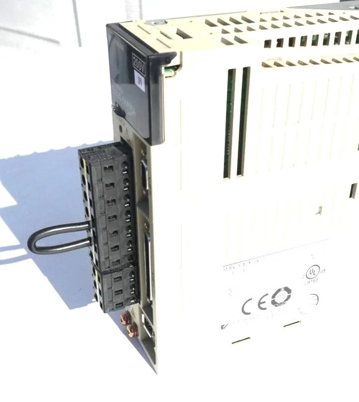 Сервопривод YASKAWA SGDS-04A01A SERVOPACK DRIVE 3PH 0-230V 0-300Hz 2.8A 400W — фото лота 1