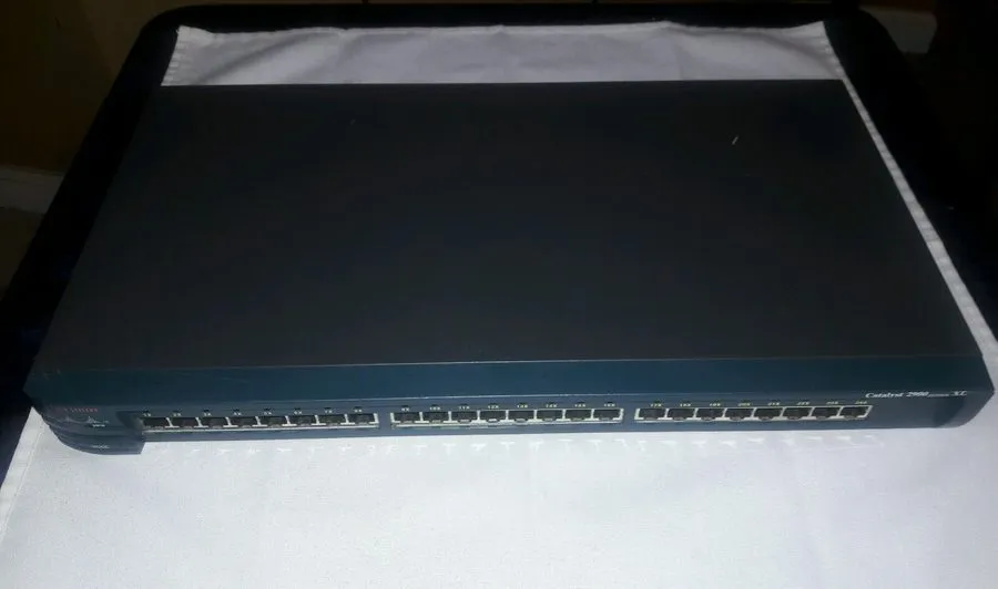 Маршрутизатор Cisco Catalyst 2900 XL 24-Port 10/100 Ethernet Switch