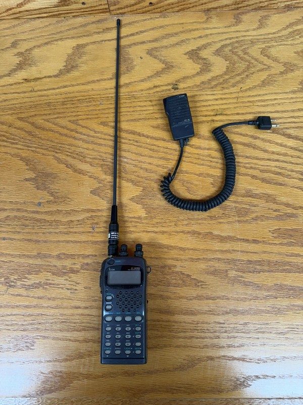 Радиостанция Icom IC-W32A Dual Band UHF/VHF Handheld Transceiver Lots Of Extras