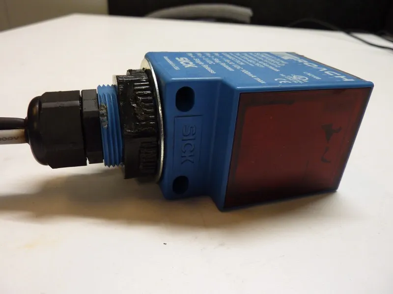 Фотоэлектрический датчик Sick WLR2100-D5310S12 Smart Zone Control Photoelectric 