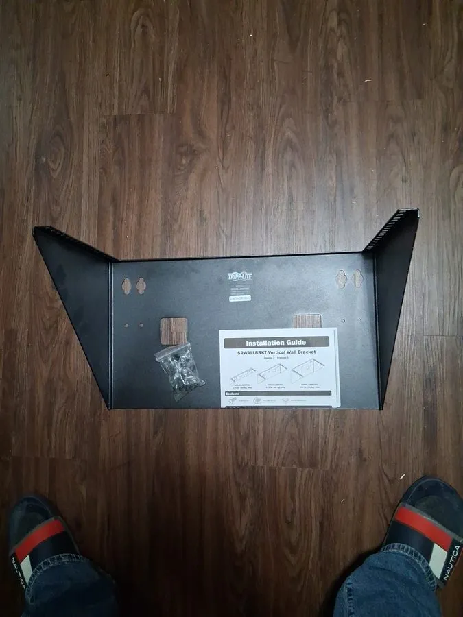 Стойка/шкаф TRIPP LITE SRWALLBRKT6U Series Smartrack 6U Vertical Wall-Mount Rack
