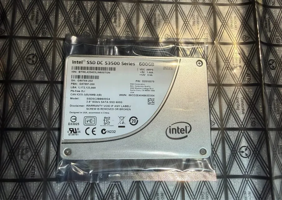 SSD-накопитель Intel 600GB SATA SSD 2.5" Intel DC S3500 SSD SSDSC2BB600G4 — фото лота 1