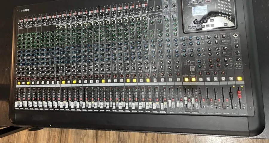 Микшерный пульт Yamaha MGP32X 32-Channel Mixing Console, 24 Mic Inputs, Phantom, — фото лота 1