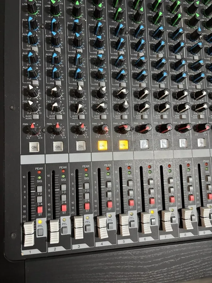 Микшерный пульт Yamaha MGP32X 32-Channel Mixing Console, 24 Mic Inputs, Phantom, — фото лота 2