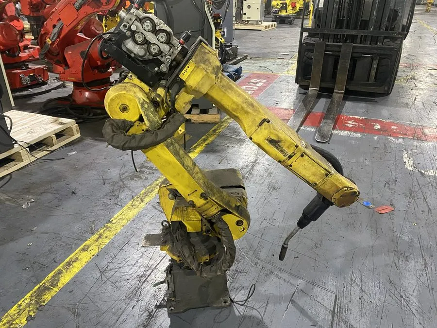 Робот FANUC ArcMate 100iC/6L w/ R-30iB Controls PARTS ONLY
