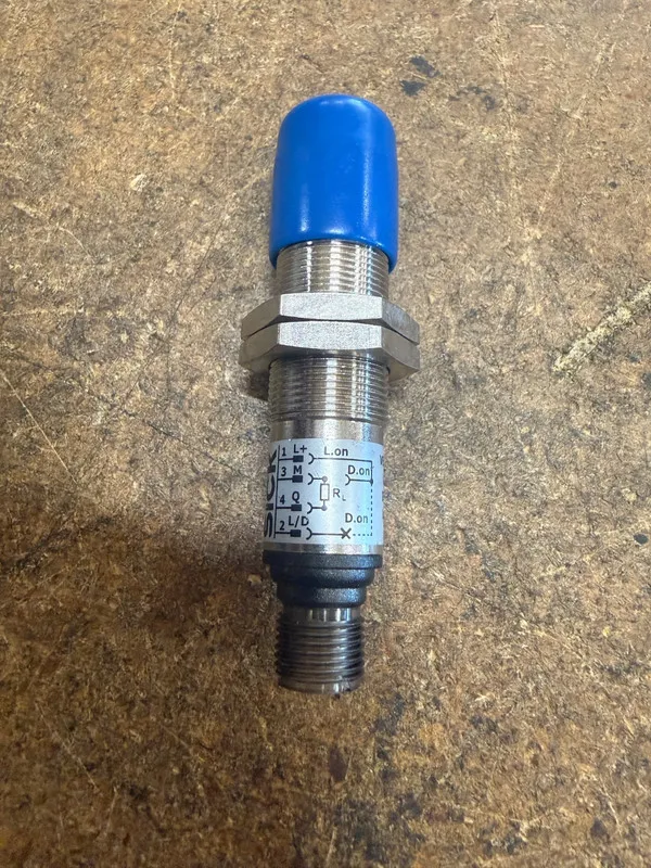 Фотоэлектрический датчик SICK VE18L-4P324 6027448 photoelectric sensor — фото лота 1