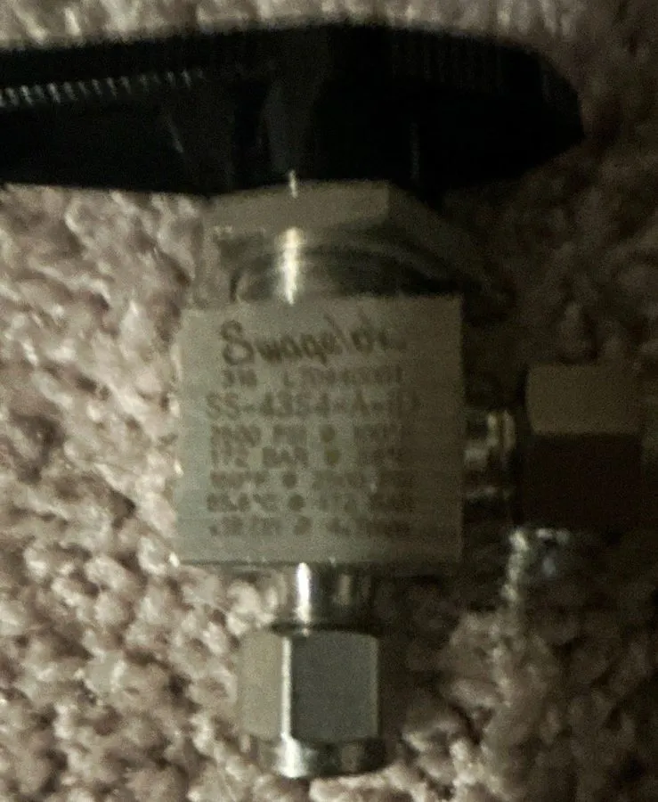 Клапан Swagelok SS-43S4-A 1/4 Tube Angle Ball Valve 2500 psi 316SS