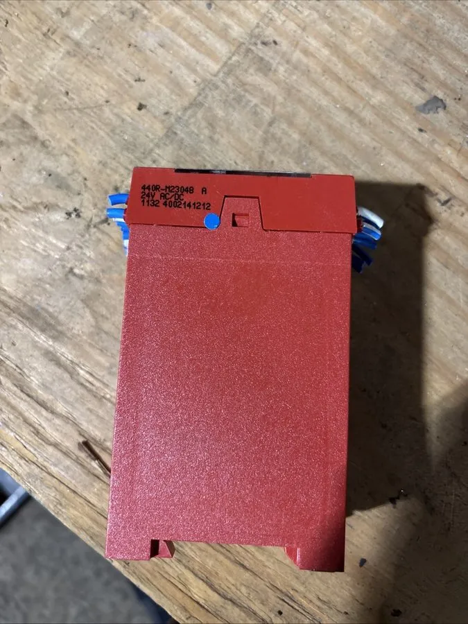 Реле безопасности Allen Bradley MSR15D Safety Relay 440R-M23048 24V AC DC