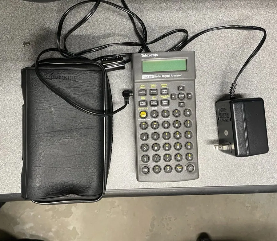 Анализатор TEKTRONIX SDA 601 SERIAL DIGITAL ANALYZER ,Case and Power Cord — фото лота 2