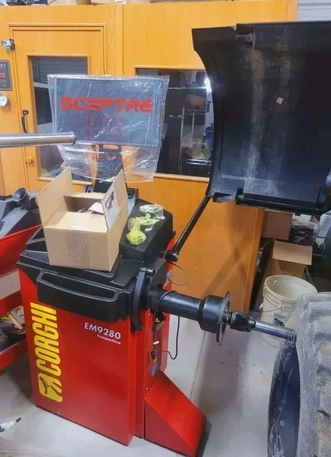 Балансировочный станок Corghi EM9280 Wheel Balancer w/LCD Monitor — фото лота 1