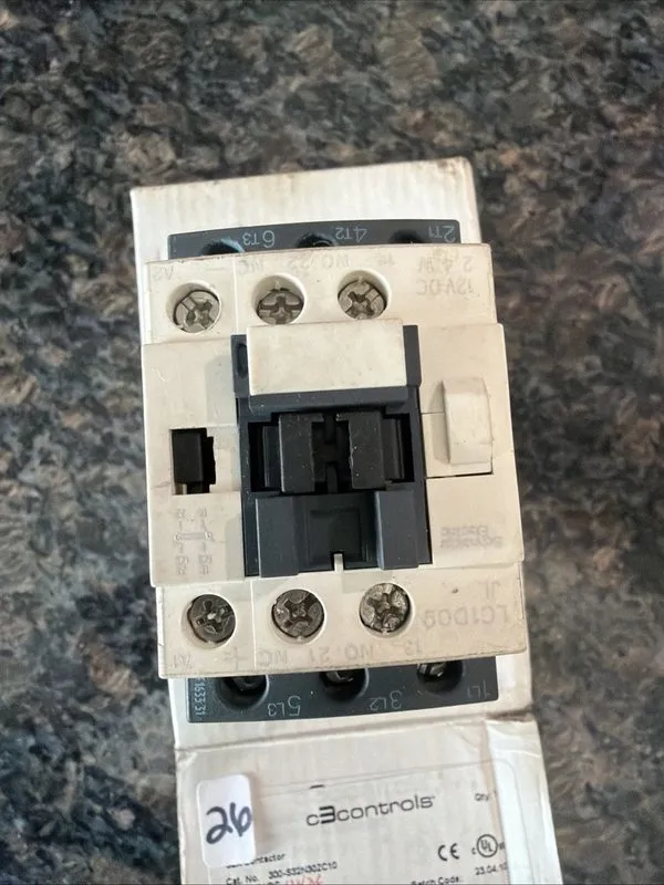 Контактор Schneider LC1D09JL TeSys Deca three-pole contactor 9 A,12V DC — фото лота 1