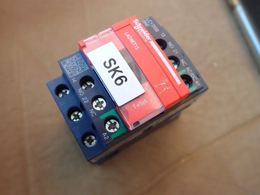 Контактор Schneider LC1D09BNE TeSys D contactor 3P 9A AC-3 up to 440V coil 24-60 — фото лота 1
