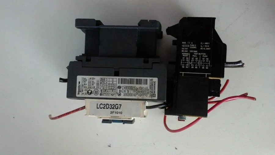 Контактор Schneider TeSys D Series three-pole contactor 32A 24V LC1D32B7C
