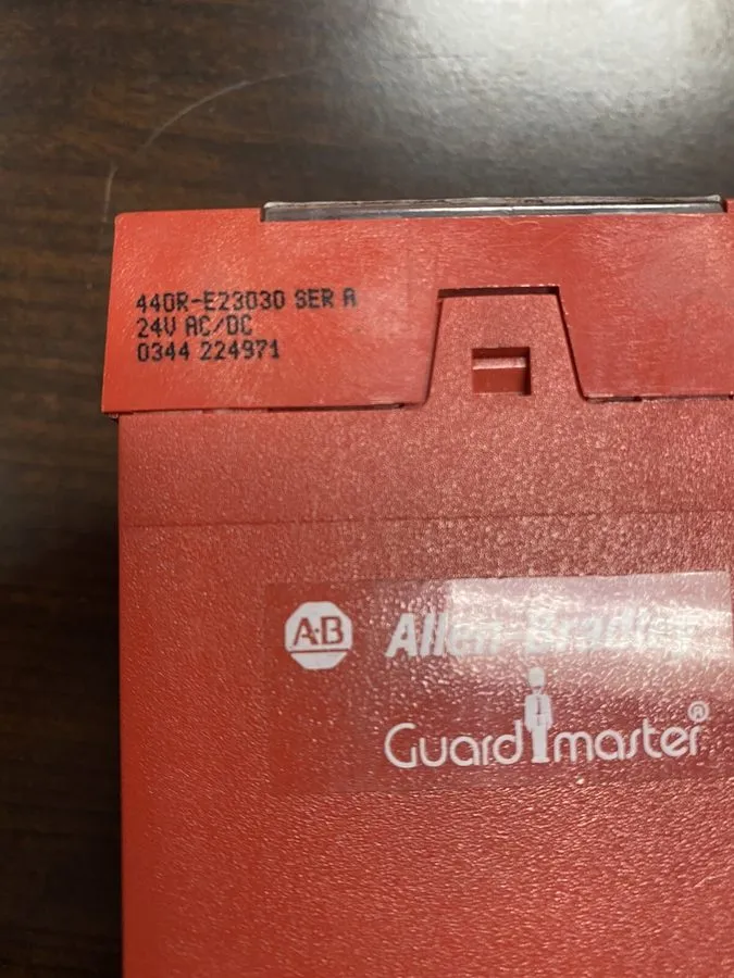 Реле безопасности Allen Bradley 440R-E23030 24V AC/DC Minotaur MSR8T Safety Rela