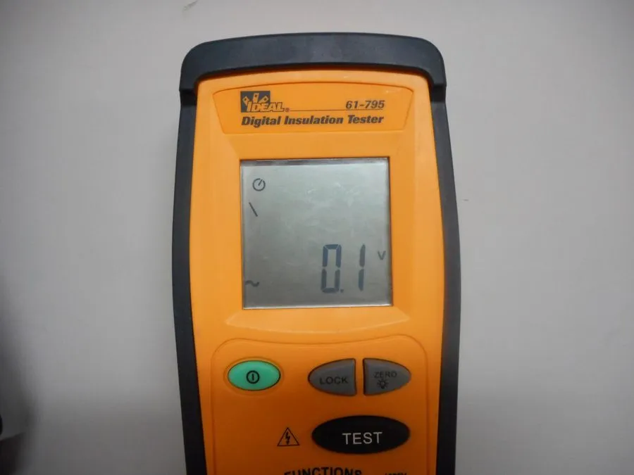 Тестер Ideal 61-795 Insulation Tester / Megohm Meter plus Voltage Meter