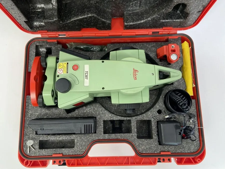 Тахеометр Leica TC307 Total Station Surveying Instrument Battery Charger Case — фото лота 1