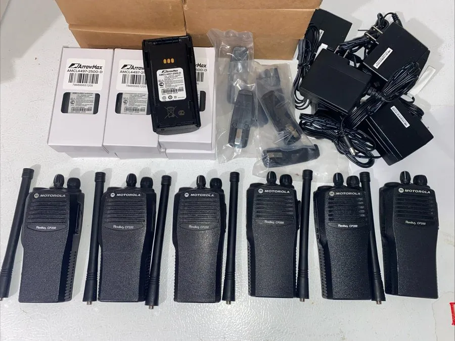 Лабораторный прибор 6 Motorola CP200 VHF 4 Ch Radios AAH50KDC9AA1AN Gang Charger — фото лота 1