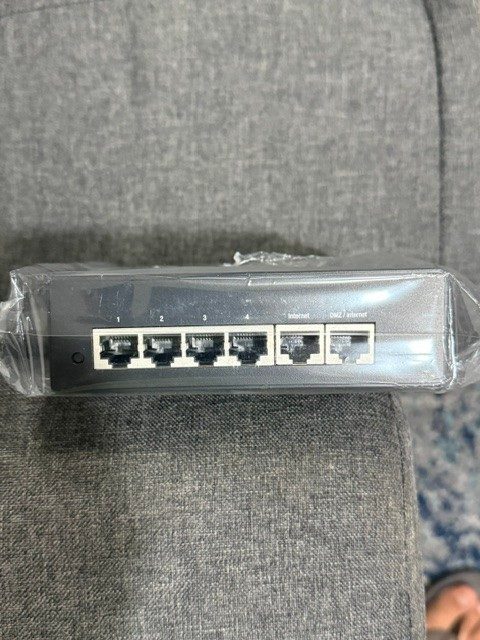 Маршрутизатор Cisco / Linksys 4-Port Gigabit Dual WAN VPN Router RV042G