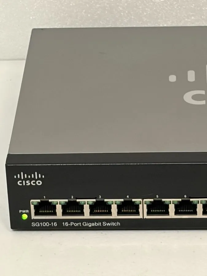 Коммутатор Cisco SG100-16 16 Port Unmanaged Gigabit Ethernet Switch Business Rac — фото лота 1
