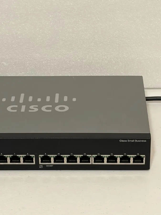 Коммутатор Cisco SG100-16 16 Port Unmanaged Gigabit Ethernet Switch Business Rac — фото лота 2