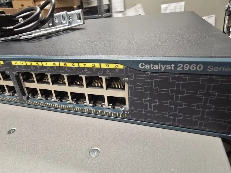 Коммутатор Cisco Catalyst 2960 C Series PoE Switch 20 Port 2 SFP — фото лота 3