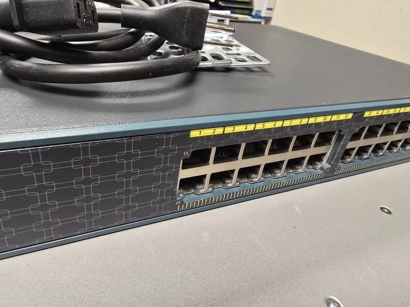 Коммутатор Cisco Catalyst 2960 C Series PoE Switch 20 Port 2 SFP — фото лота 4