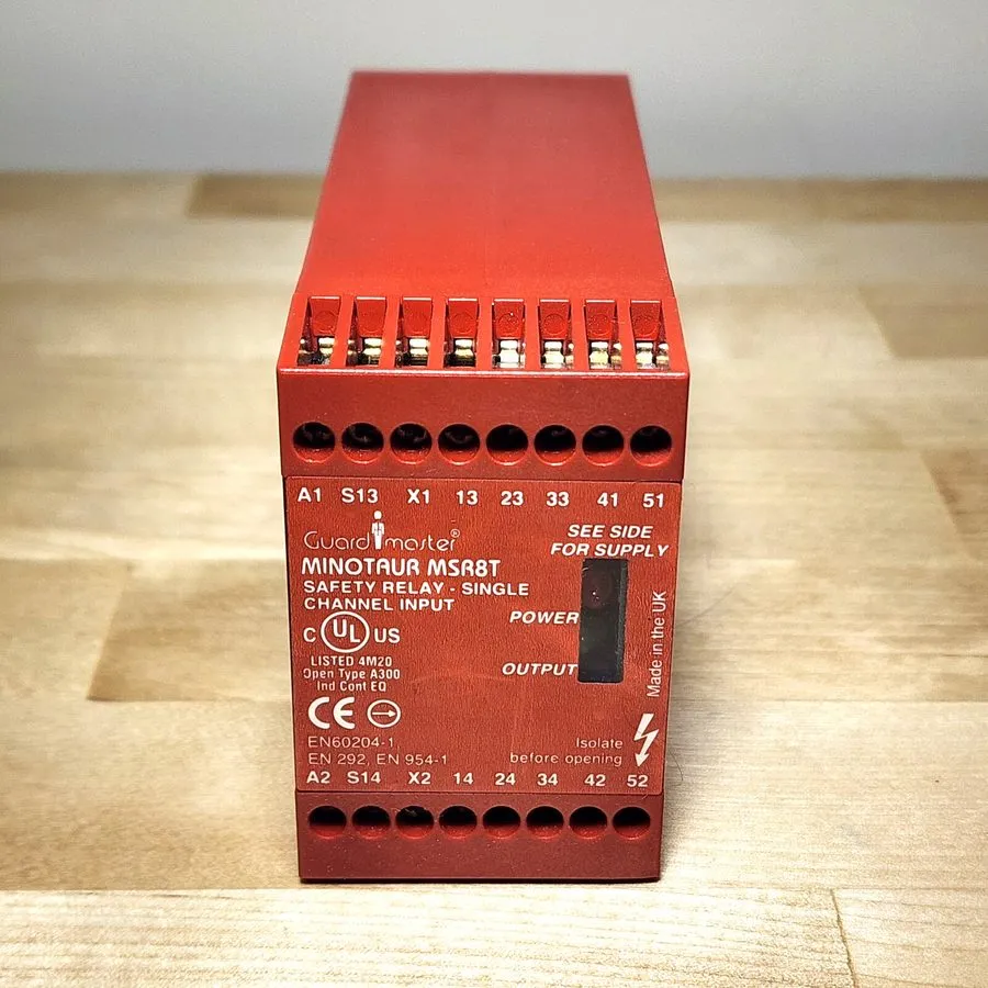 Реле безопасности Allen Bradley 440R-E23030 24V AC/DC Minotaur MSR8T Safety Rela — фото лота 1