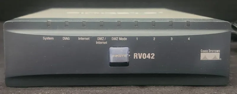 Маршрутизатор Cisco RV042 4-Port 10/100 Wired Router With Power Supply — фото лота 2