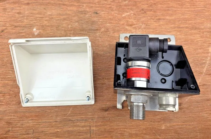 Датчик давления Danfoss 060G1464 pressure transmitter UPS — фото лота 2