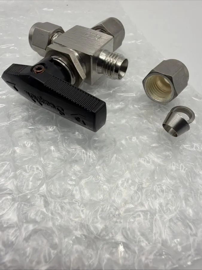 Клапан Swagelok SS-42GXS4 3 way ball valve 1/4 in tube fitting