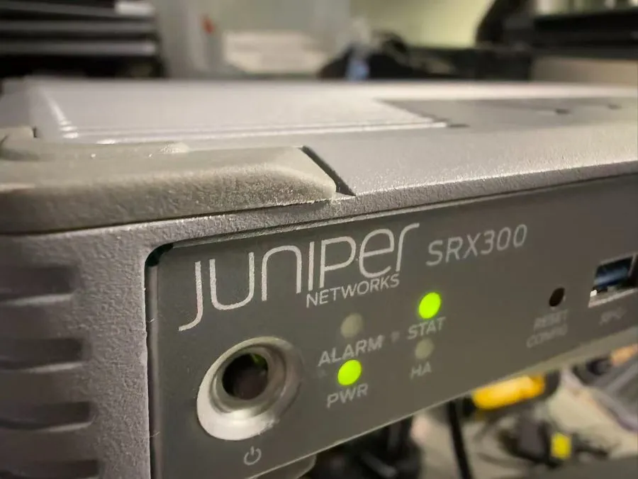 Межсетевой экран Juniper Networks SRX300 Services Desktop Security Appliance