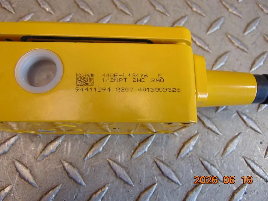 Реле безопасности Allen-Bradley 440E-L13176 Guardmaster Lifeline 4 Cable Pull Sw